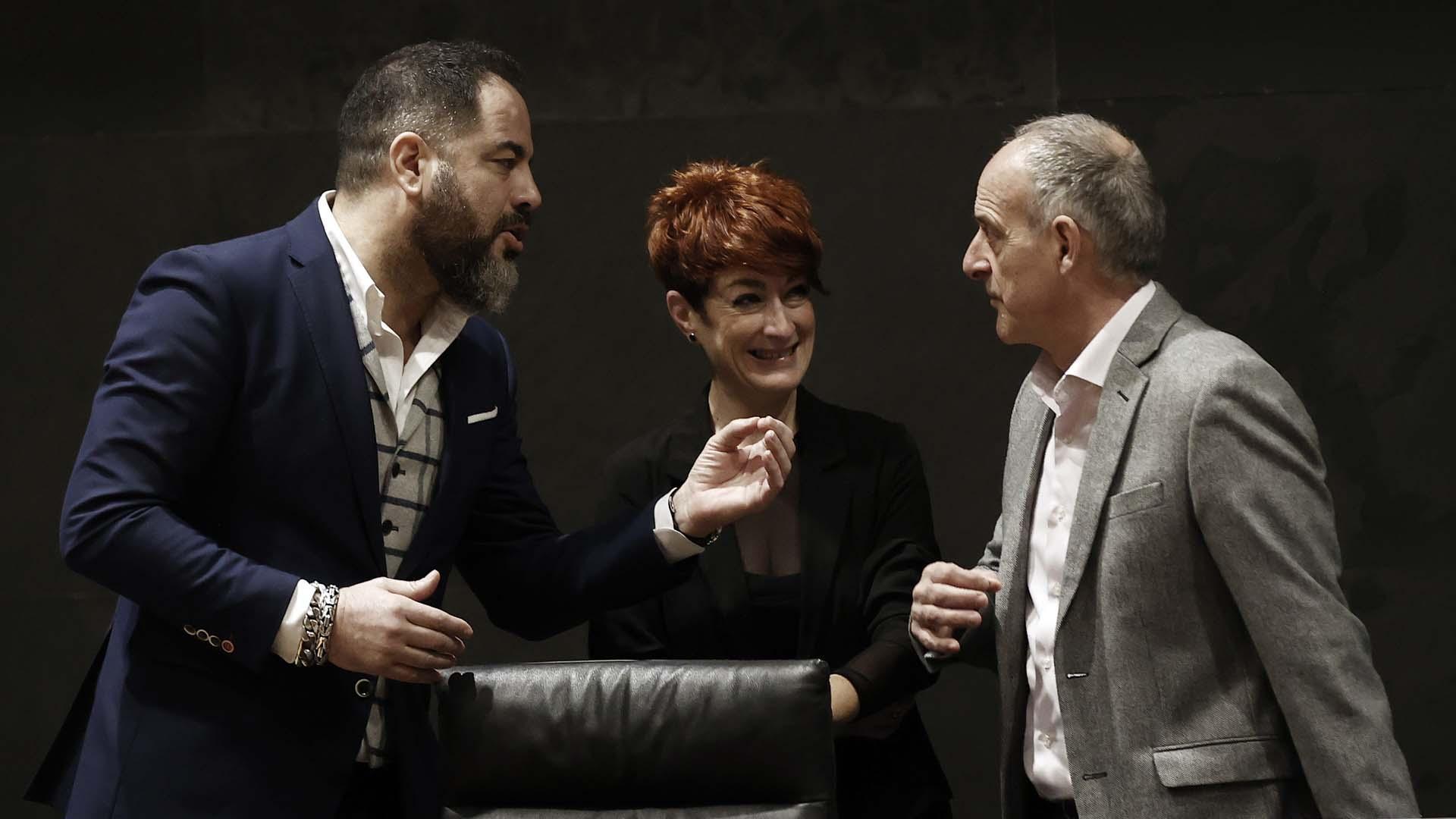 El portavoz del PSN, Ramón Alzorriz, y los parlamentarios de EH Bildu, Bakartxo Ruiz y Adolfo Araiz, en el inicio del pleno del Parlamento de Navarra este jueves