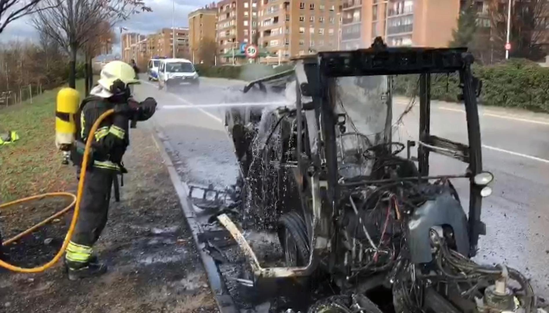 El incendio de una barredora ha obligado a cortar el tráfico este jueves en la Avenida de Navarra de Pamplona, entre la calle Iñigo Arista y la calle Abejeras, dirección salida de ciudad.