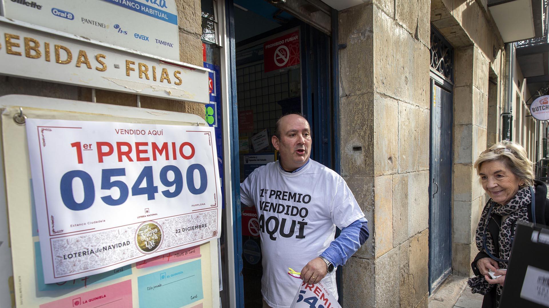 Jesús Mari Madurga, propietario del estanco de la calle Ciudadela, que ha vendido un décimo del Gordo.
