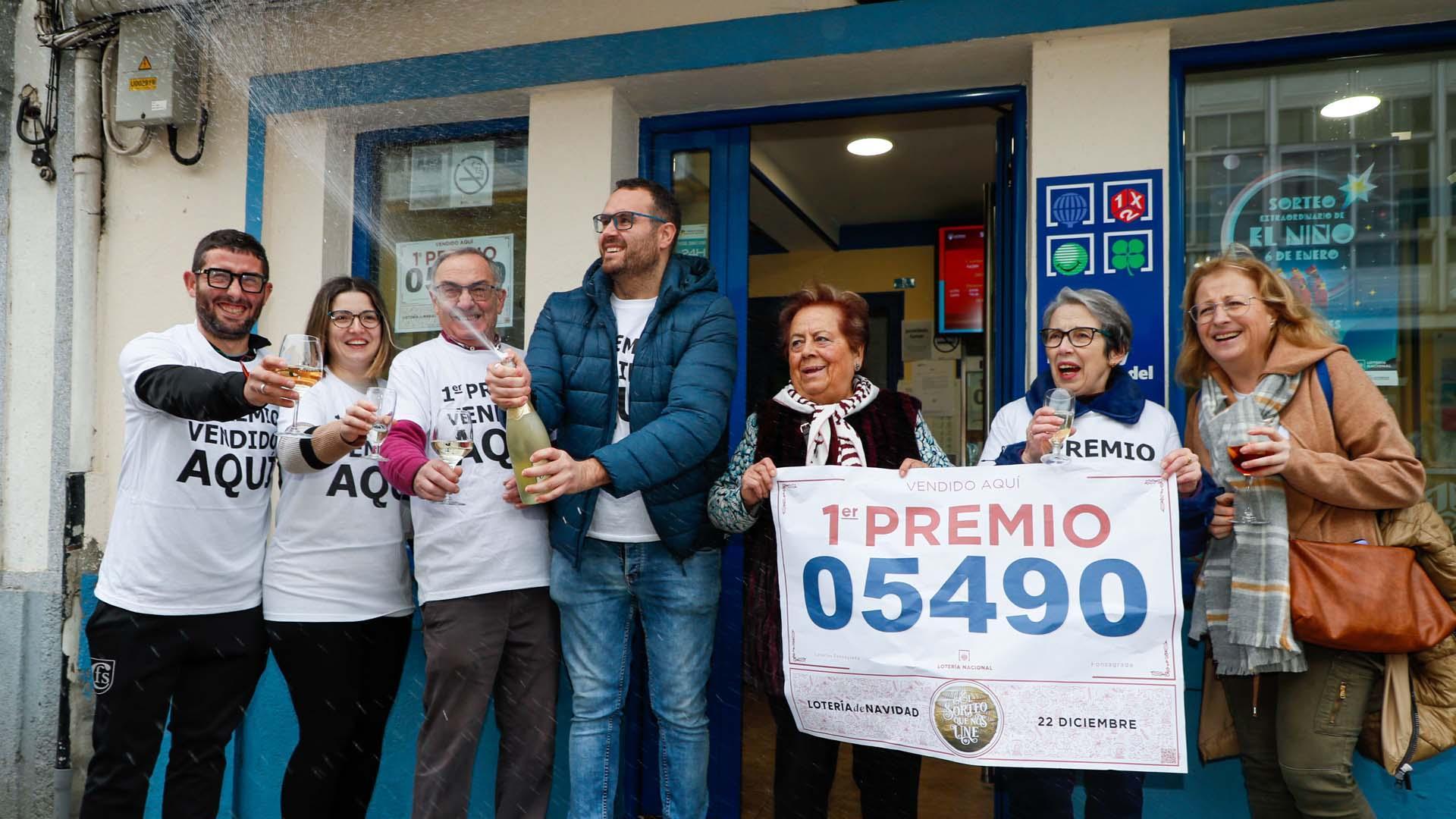 Propietarios y empleados de la administración número 1 de A Fonsagrada (Lugo) celebran haber vendido El Gordo