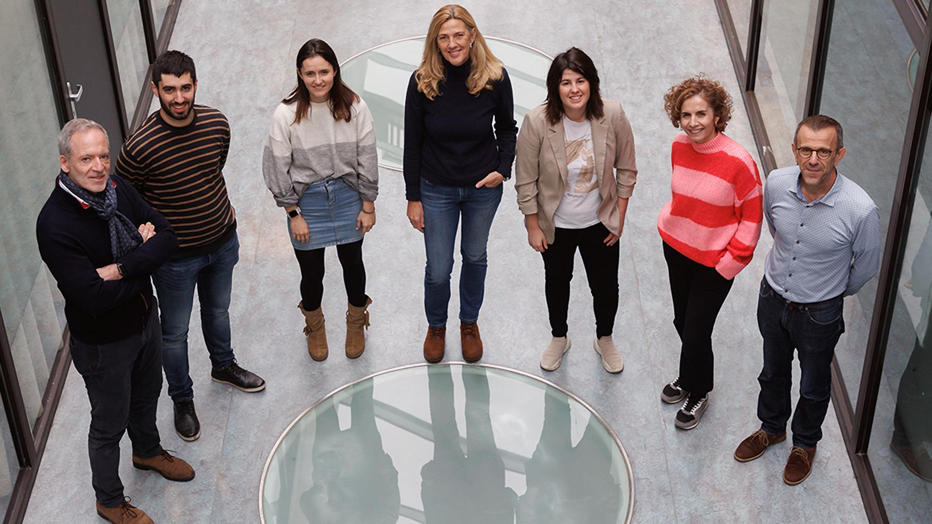 El equipo investigador de la UPNA. De izda. a dcha., Fernando Idoate, Aritz Sanz, Maddi Osés, Idoia Labayen, María Medrano, Arantxa Villanueva y Rafael Cabeza, en el edificio de Los Olivos de la Universidad