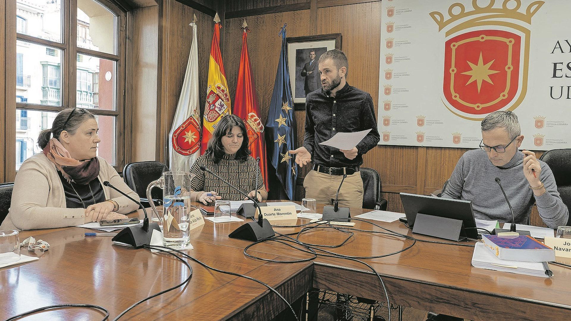 El alcalde, Koldo Leoz, conversa con las concejalas de NA+ Marta Ruiz de Alda y Ana Duarte minutos antes del inicio del pleno de este jueves