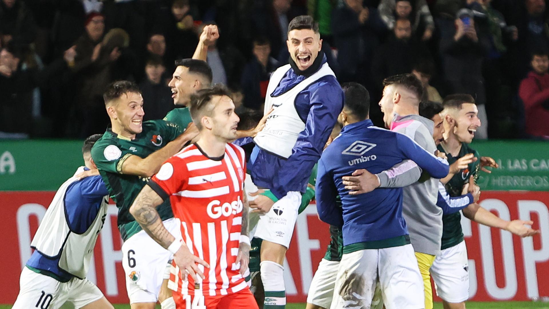 Los jugadores del Cacereño celebran la gesta tras vencer al Girona en la segunda ronda de la Copa del Rey.