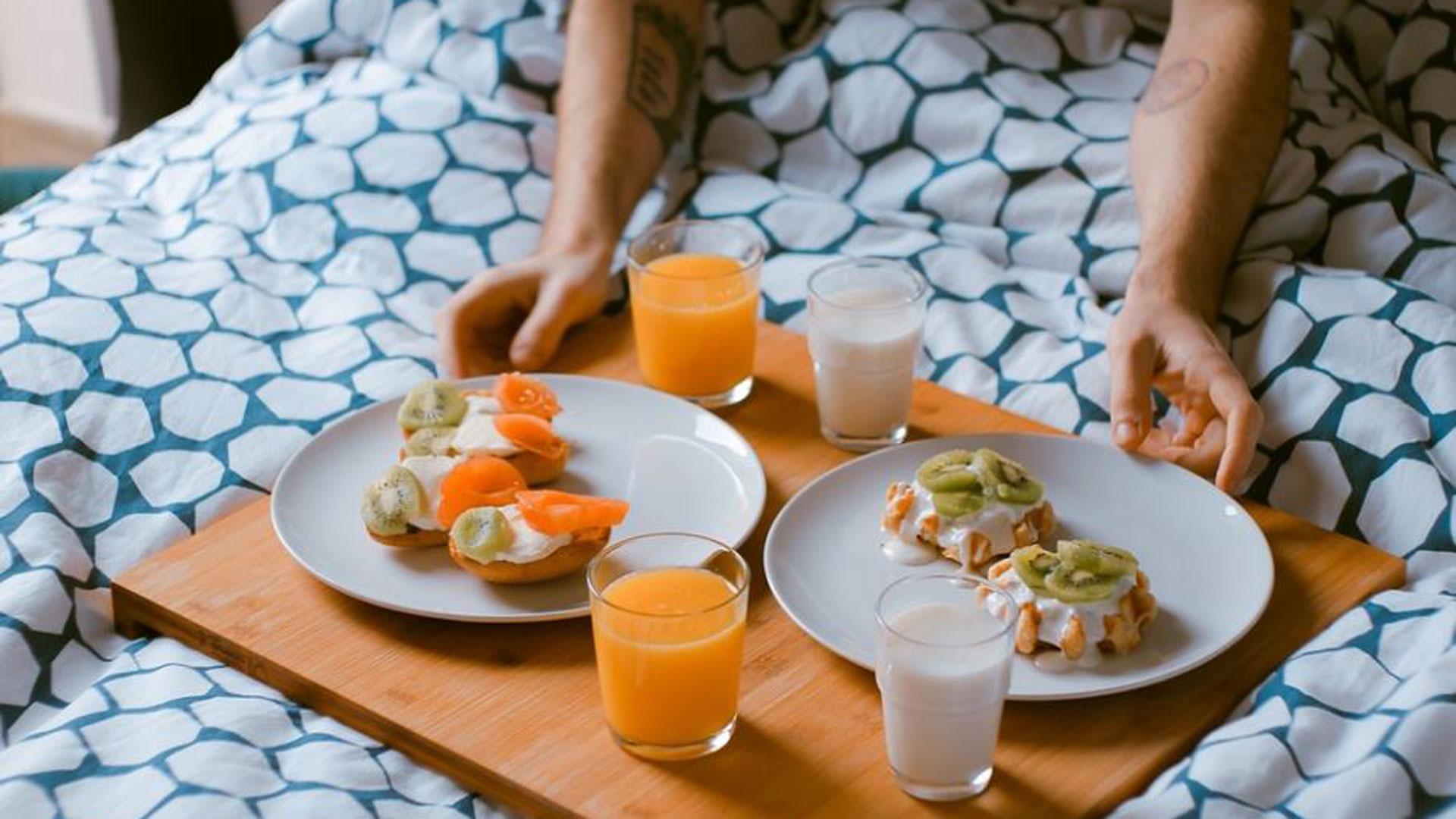 Imagen de una persona desayunando en la cama