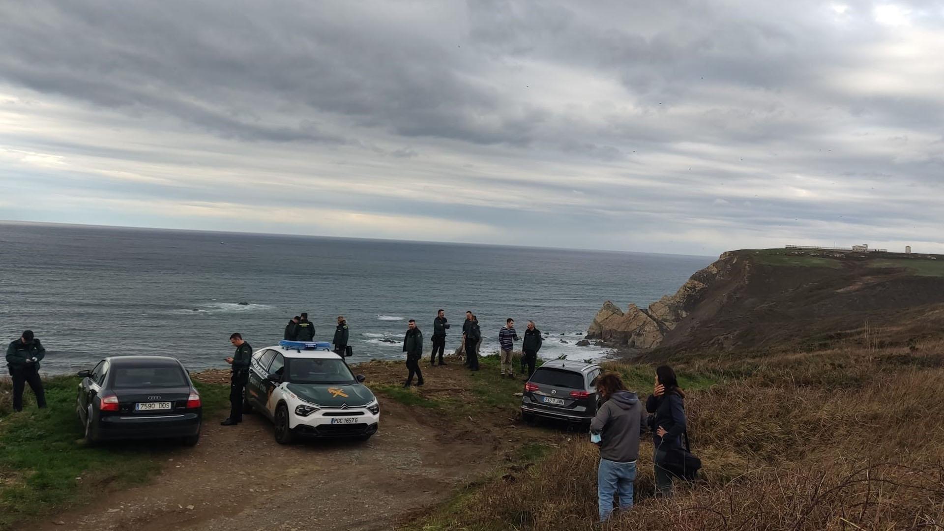 Guardia Civil en el entorno del Cabo Peñas, donde han aparecido los restos mortales de una persona en el mar