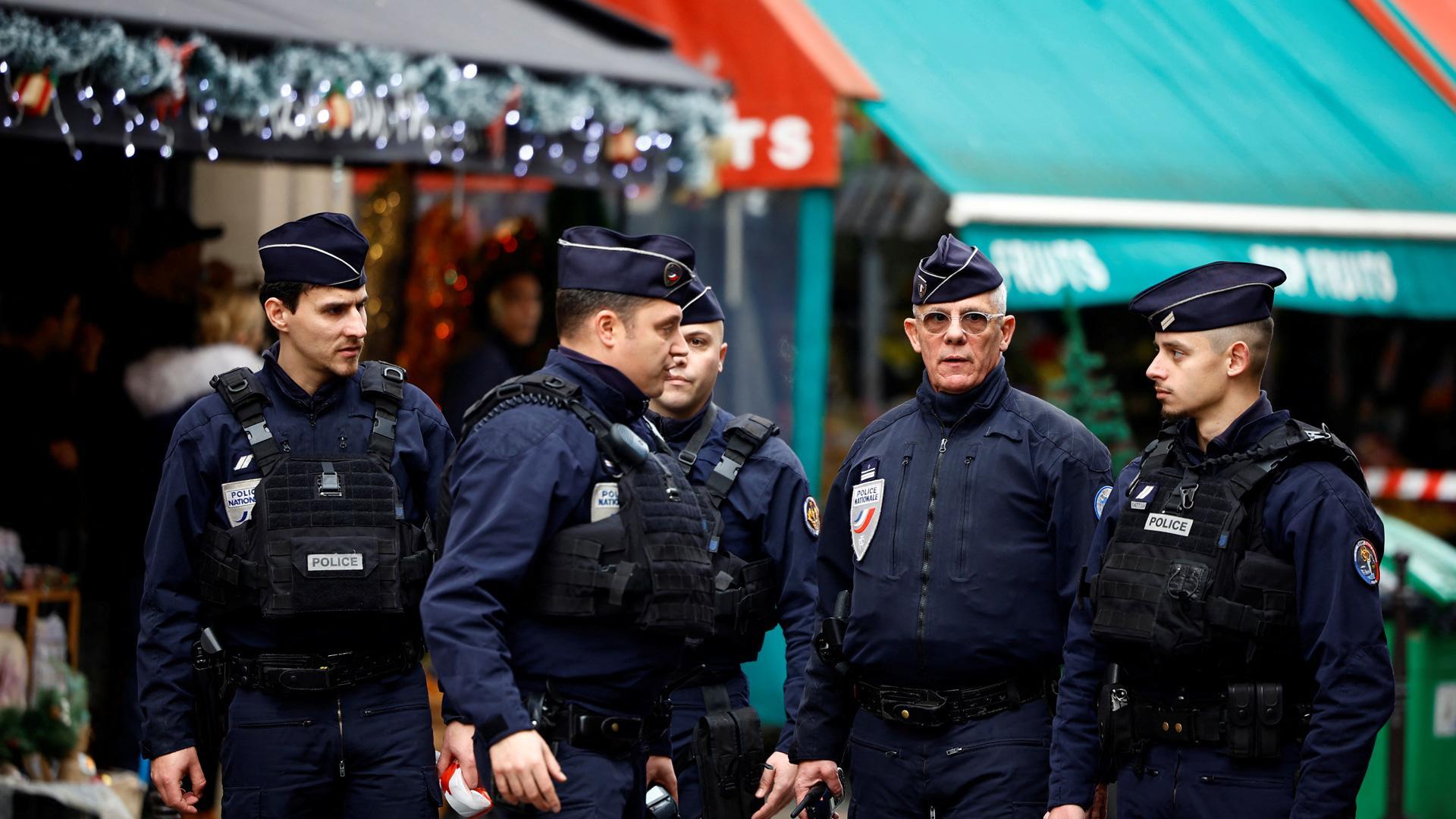 Varios policías franceses en las inmediaciones del ataque