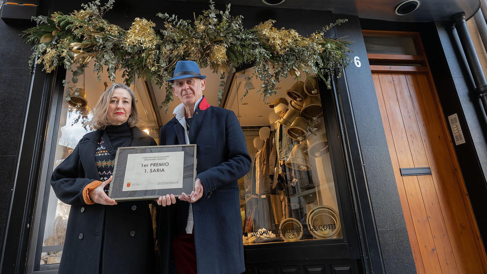 Mónica Murugarren Aguilar y José Miguel Martínez Remírez frente al escaparate ganador