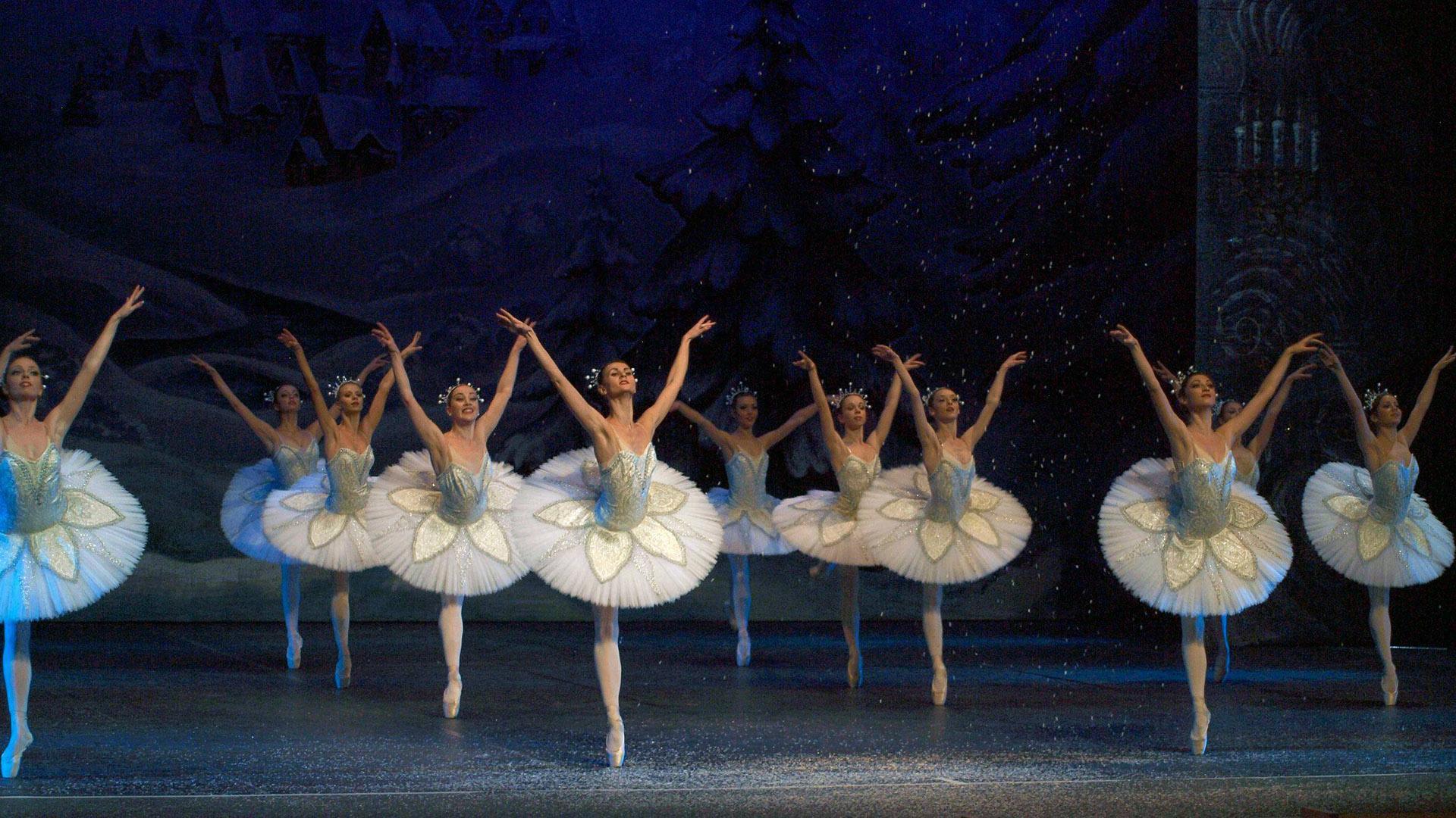 Bailarinas del Ballet Clásico Internacional, en un momento de El Cascanueces de Tchaikovsky