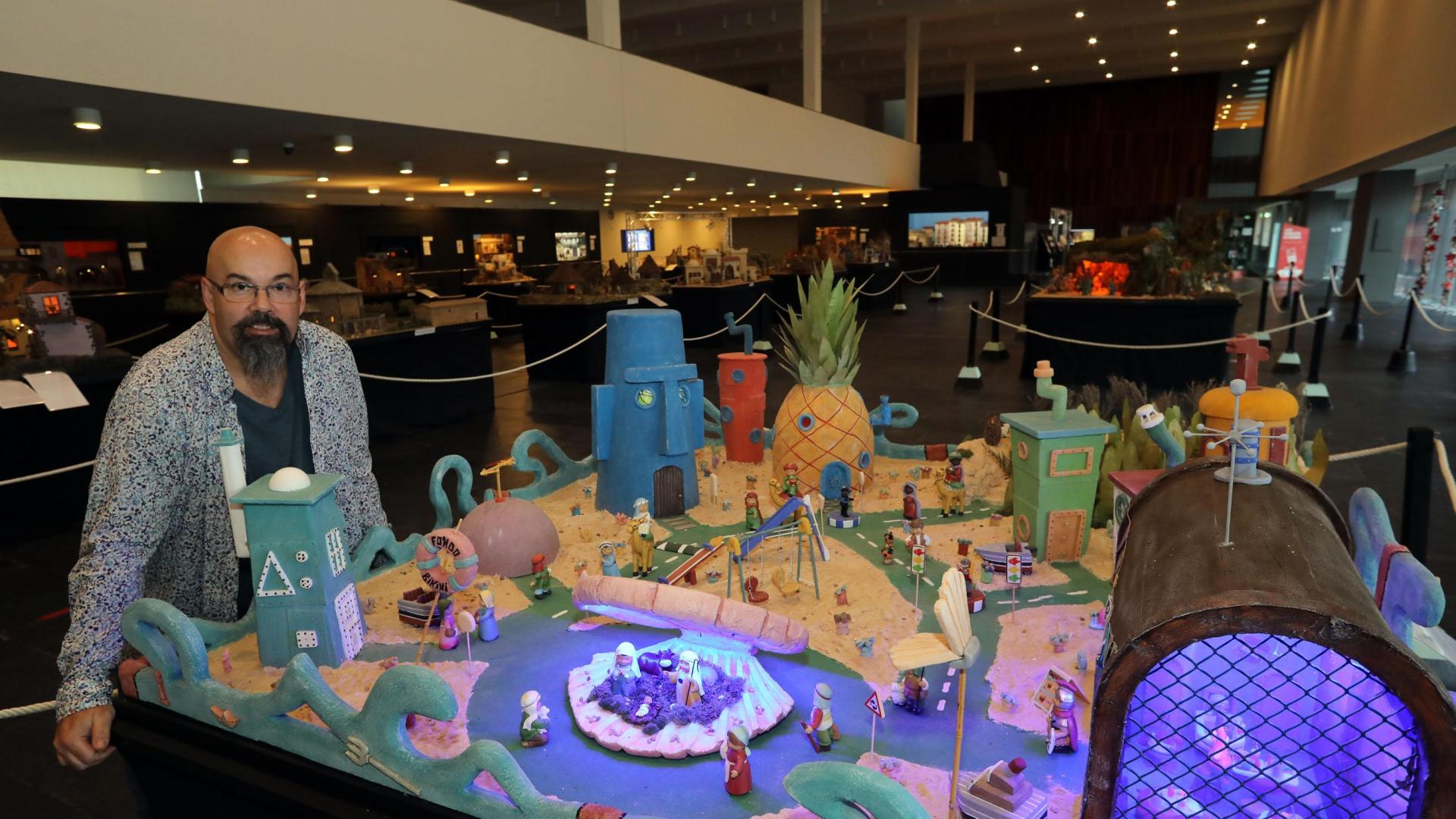 Fermín Macaya, con el belén ‘Fondo Bikini’, en homenaje a Bob Esponja y que puede verse en la exposición del Baluarte