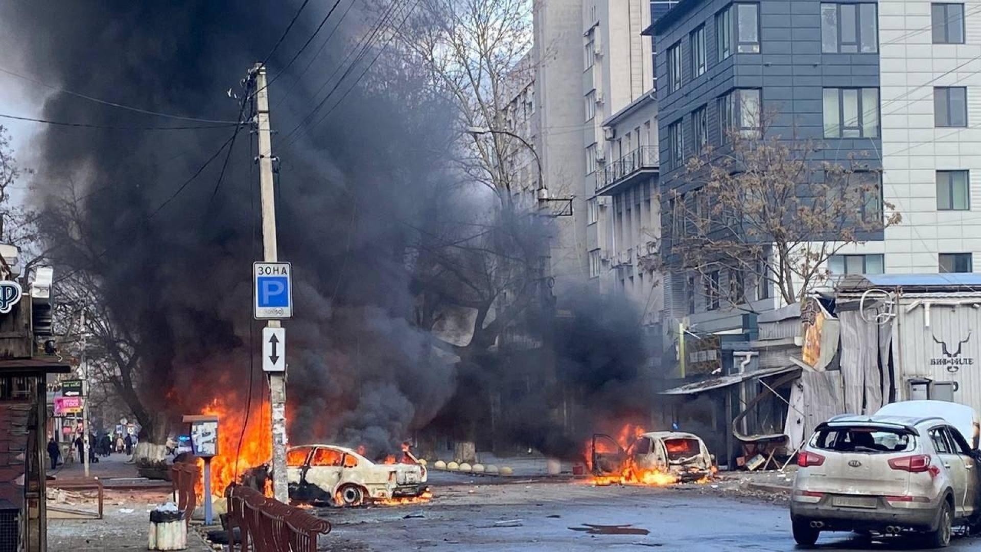 Un coche arde tras el ataque ruso sobre la ciudad de Jersón en Nochebuena