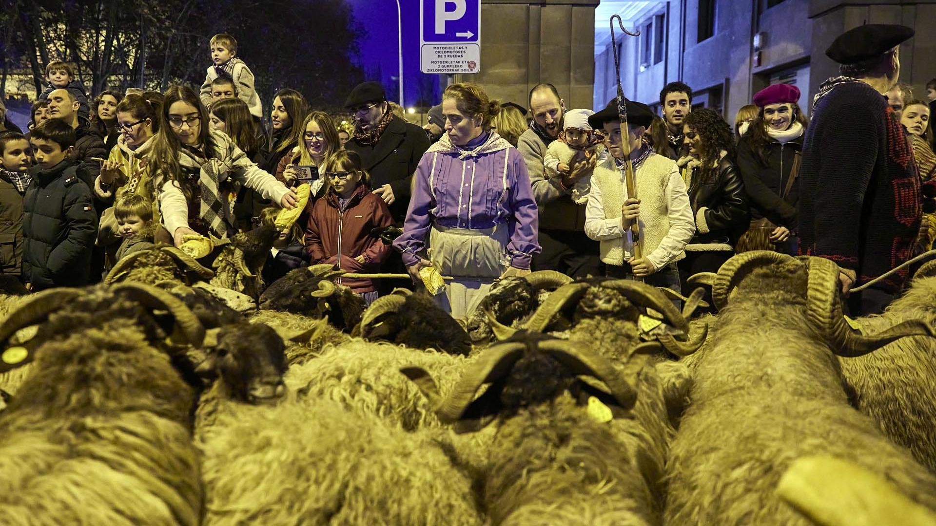 Desfile del Olentzero por las calles de Pamplona.