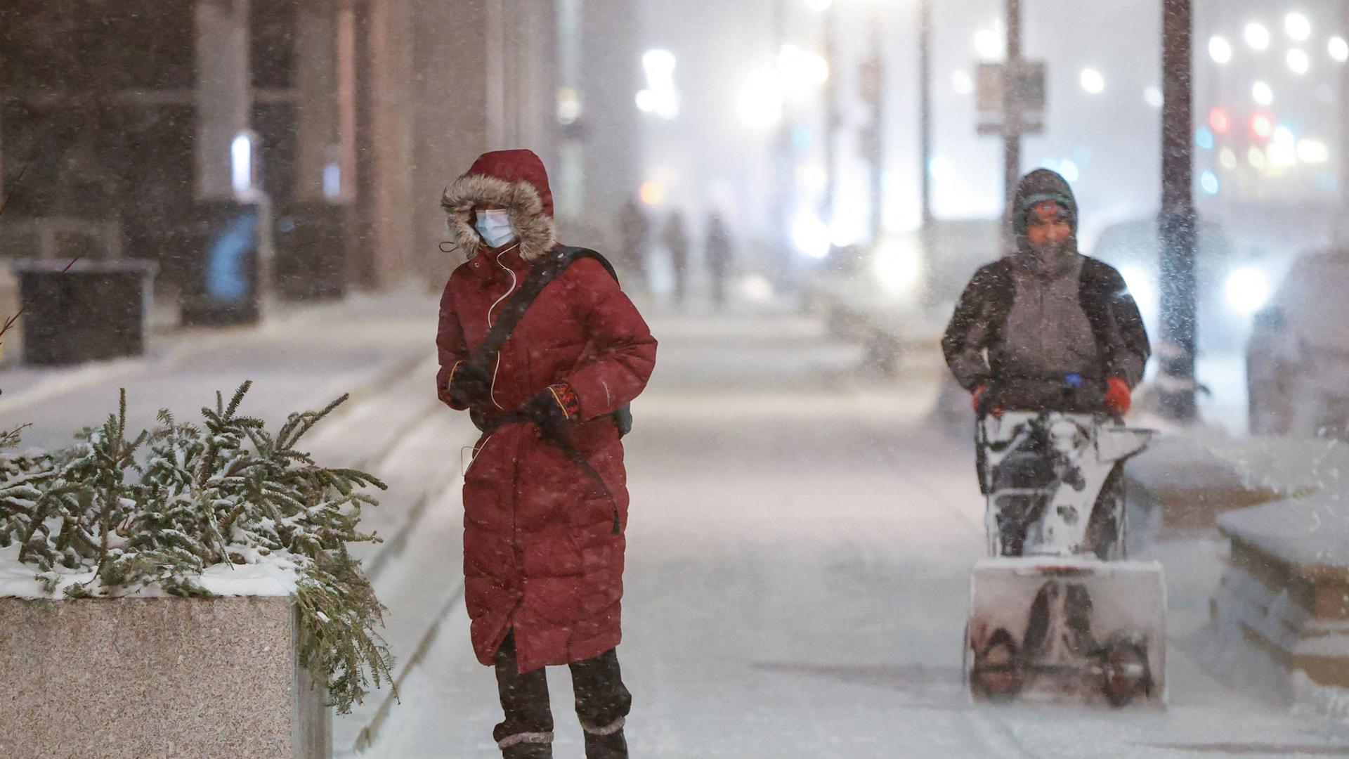 Dos personas, en las calles de Chicago, azotada por el temporal Elliot