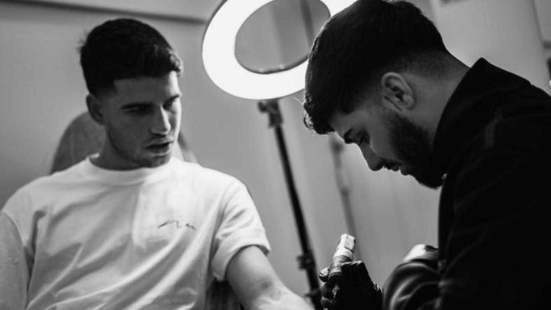 Fotografía publicada por Carlos Alcaraz en su Instagram del momento en el que se ha tatuado