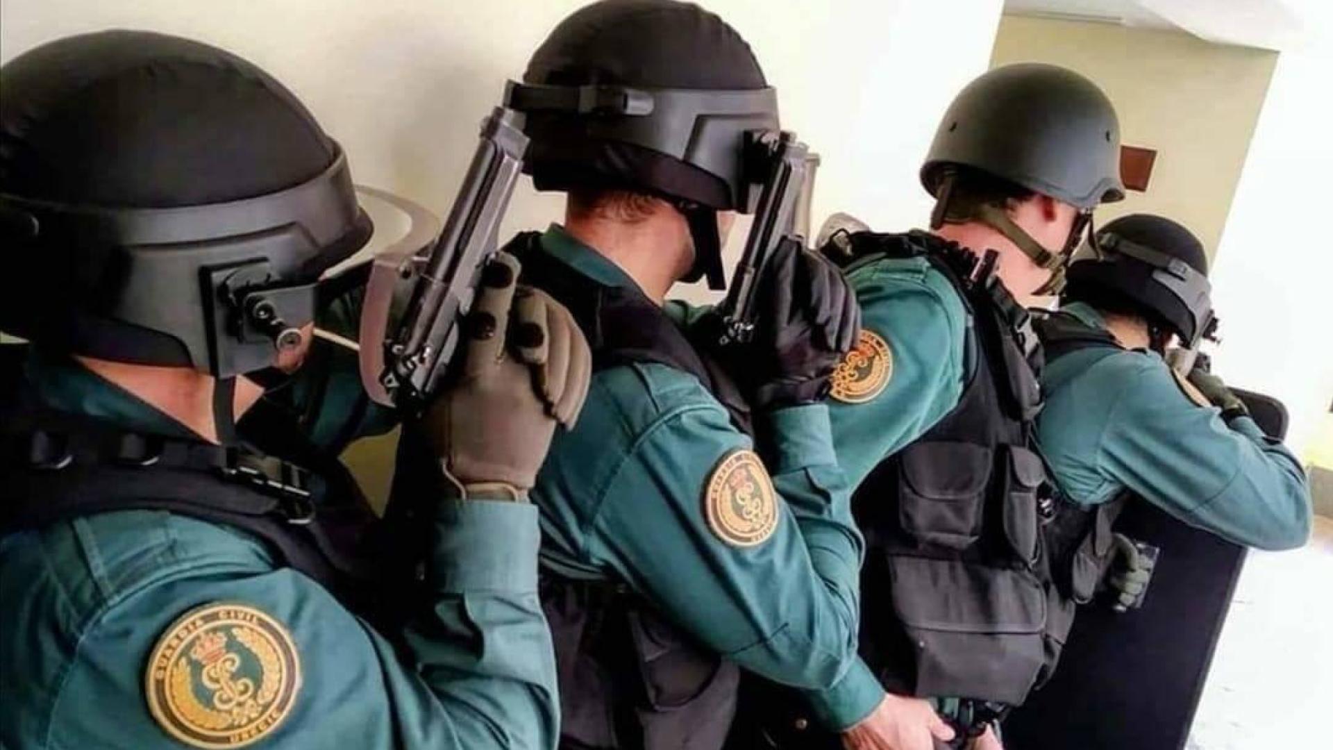 Agentes de la USECIC de la Guardia Civil durante la entrada a un registro de riesgo