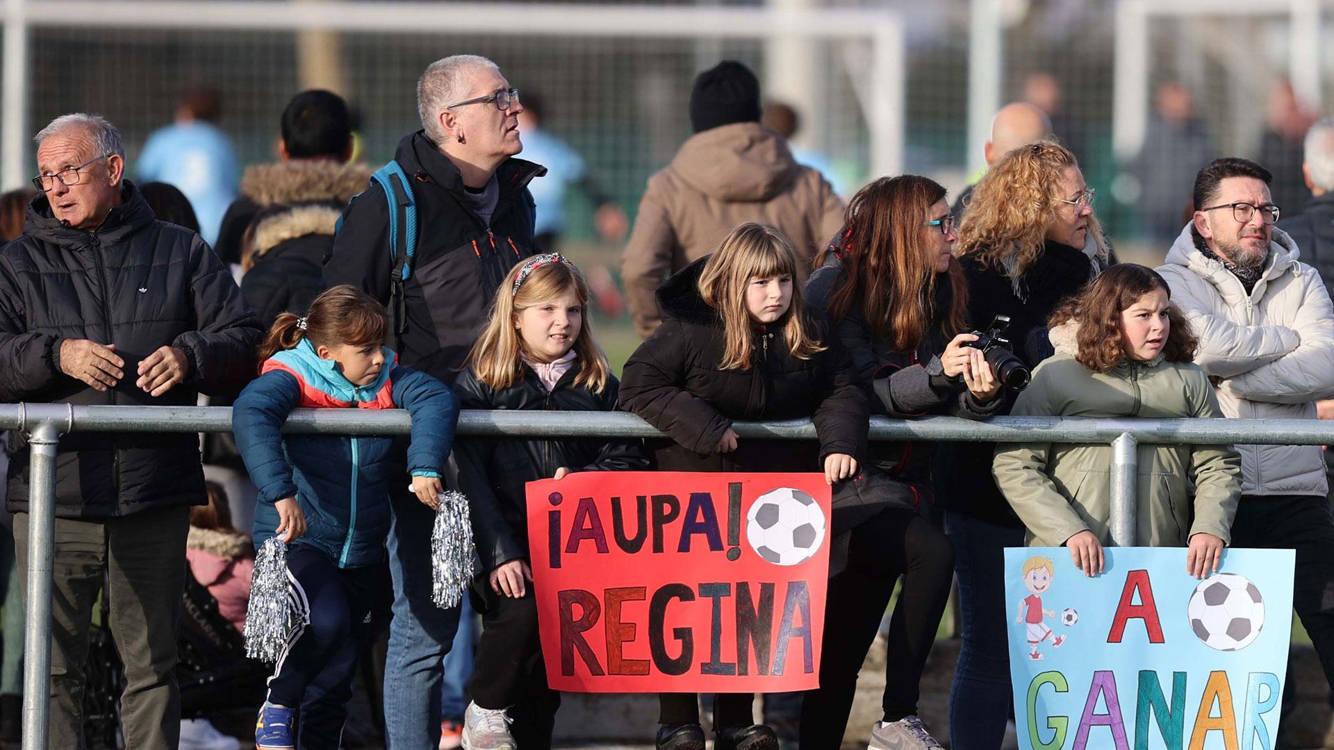 Pancartas de apoyo de la afición del colegio Regina Pacis que se enfrentó al Larraona Claret