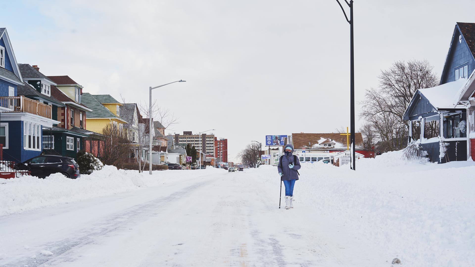 Una persona camina entre la nieve en Buffalo