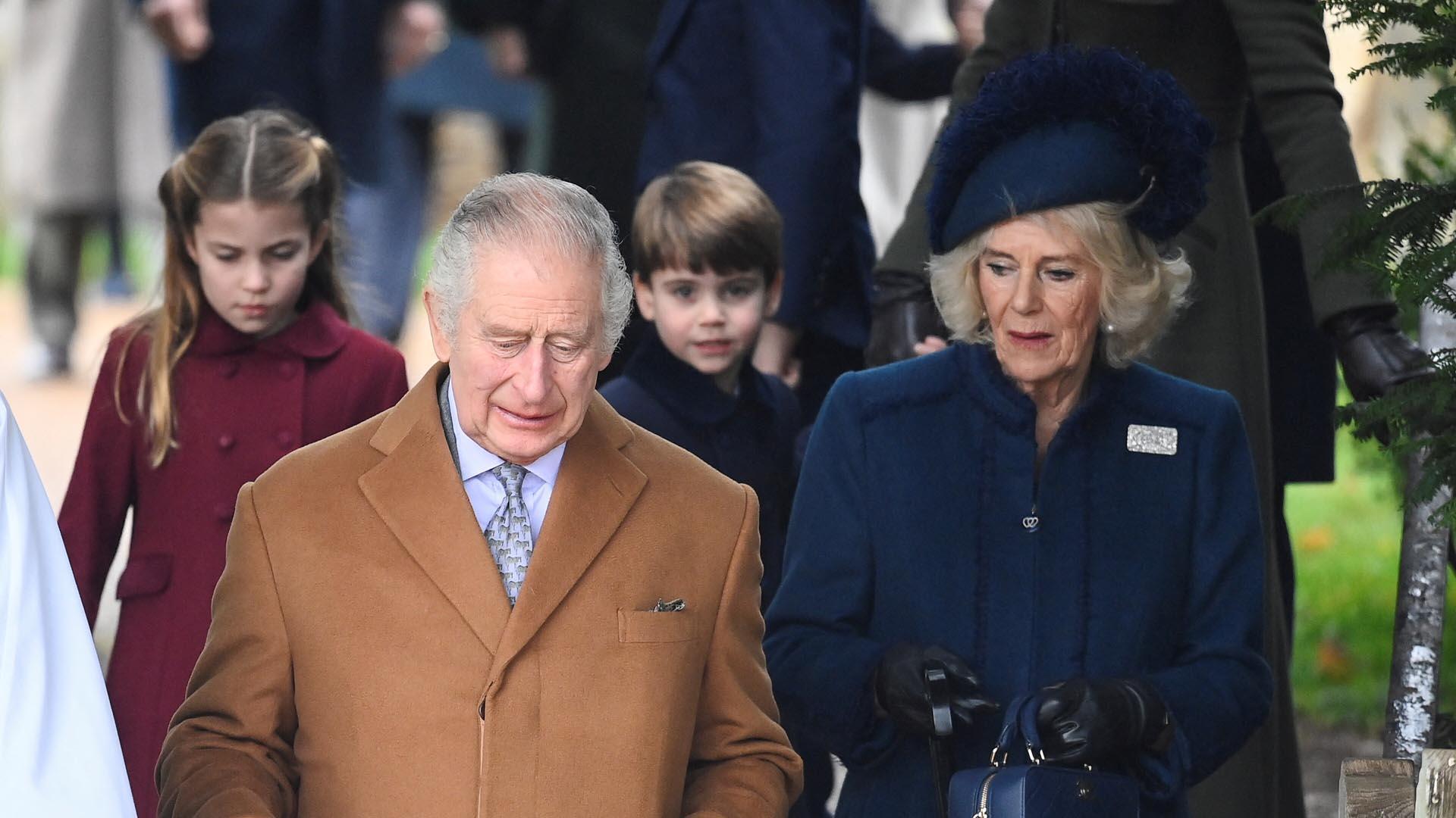 Carlos III y Camila acuden al servicio religioso el día de Navidad en la Iglesia Santa María Magdalena