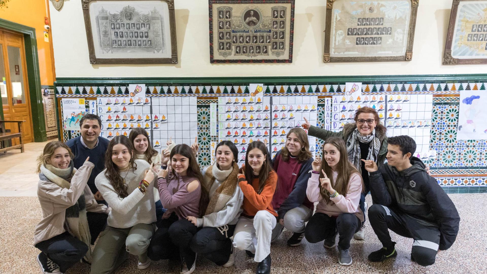 Varios alumnos del Colegio Jesuitas Tudela, acompañados por sus profesores Javi Vicente Marqués y Ángeles García García, junto a los carteles de la ‘Operación Estufa’