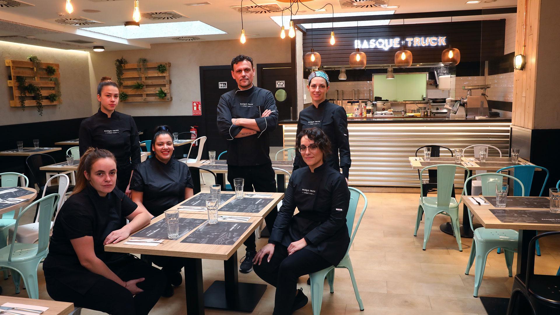Ángel Martín y Emily Watts (de pie a la derecha) con parte del equipo de Basque Truck en el restaurante de la calle Tejería