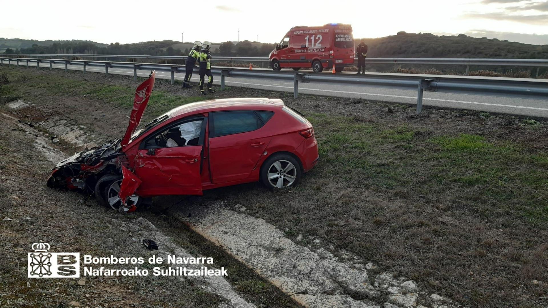 Así quedó el turismo tras salirse y volcar en la mediana. Bomberos