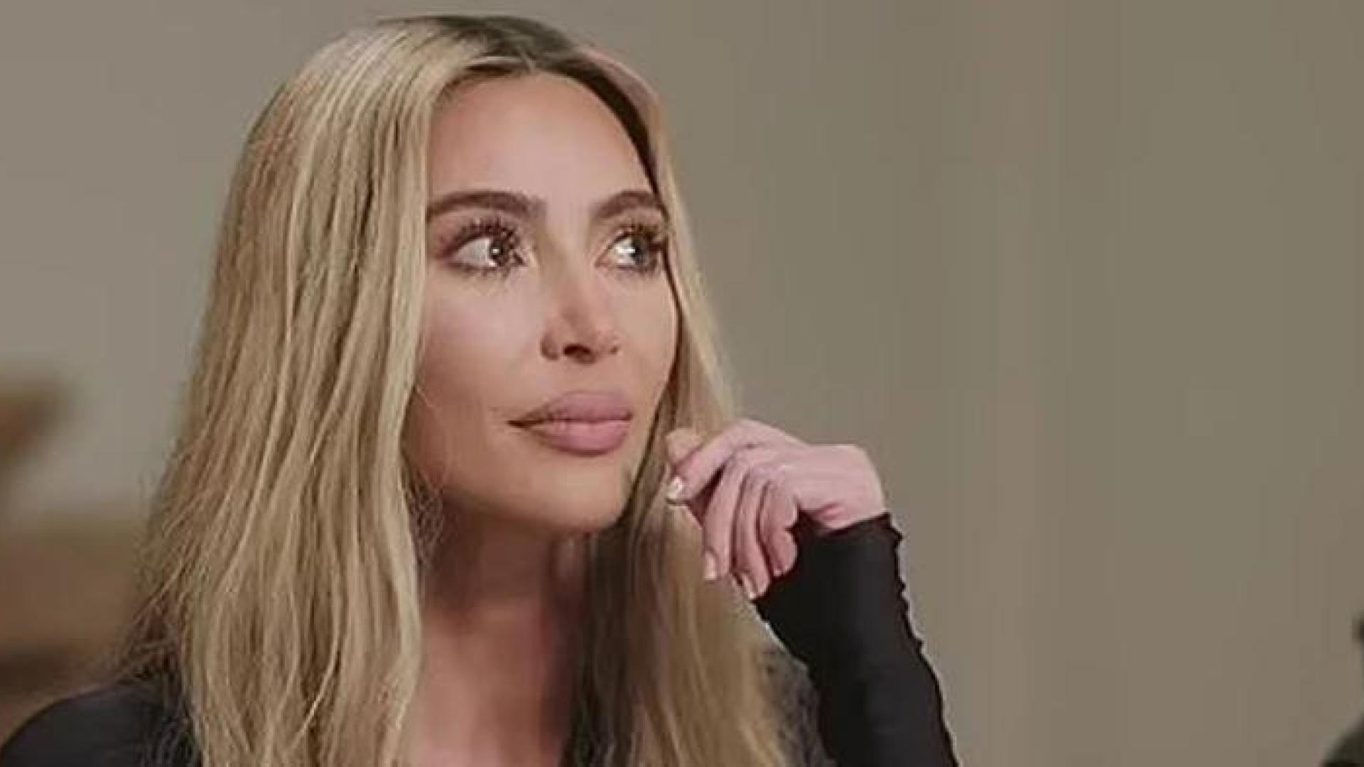 Un momento de la entrevista a Kim Kardashian en el Podcast de Angie Martínez hablando sobre su relación con Kanye West