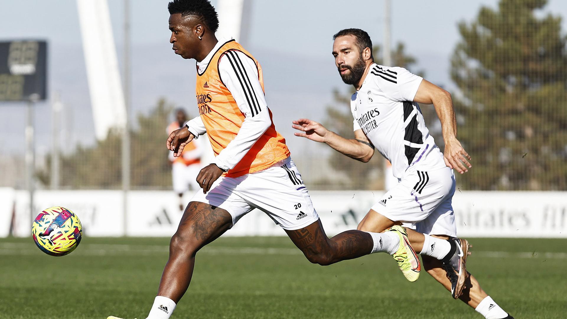 Vinicius Jr. se lleva el balón ante Carvajal en un entrenamiento reciente del Real Madrid.