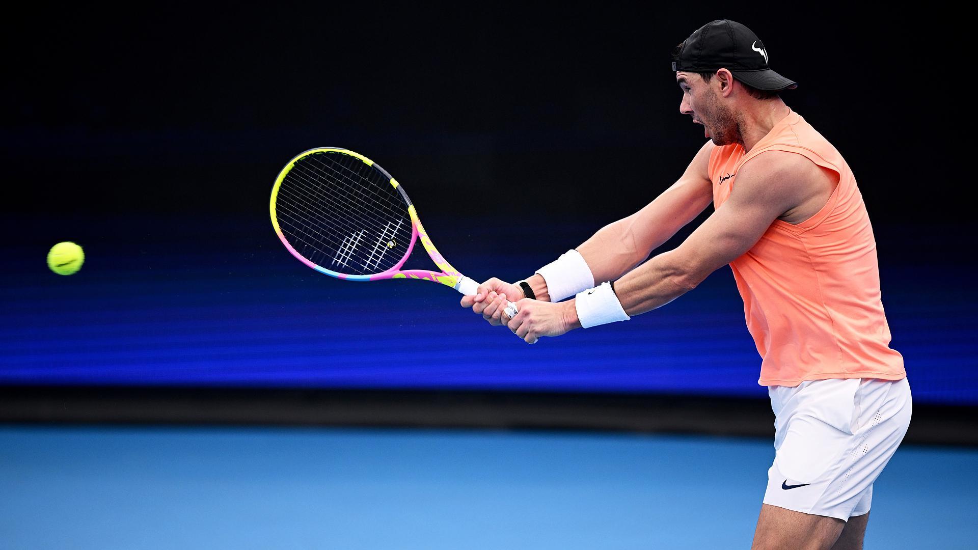 Rafa Nadal golpea una bola en un entrenamiento reciente en el Olympic Park Tennis Center de Melbourne.