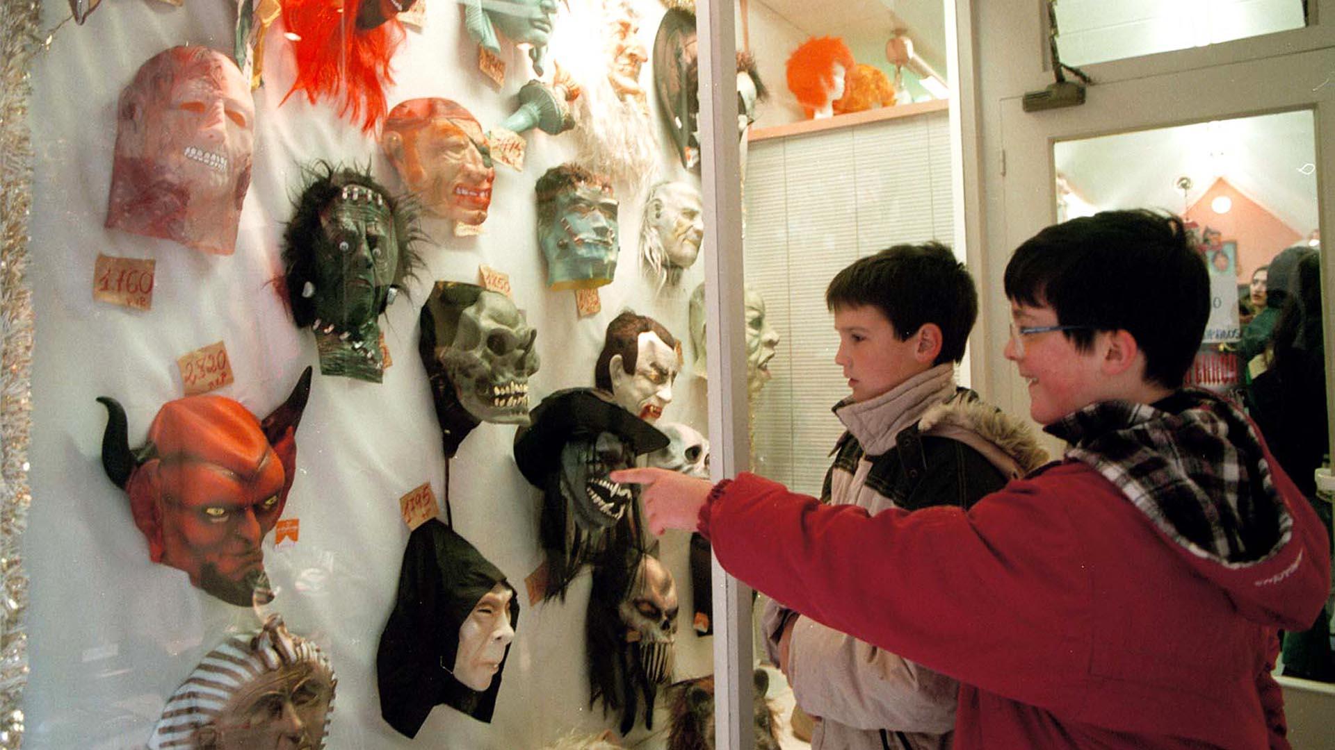 Escaparate de una tienda de Pamplona con material para la fiesta de Nochevieja.