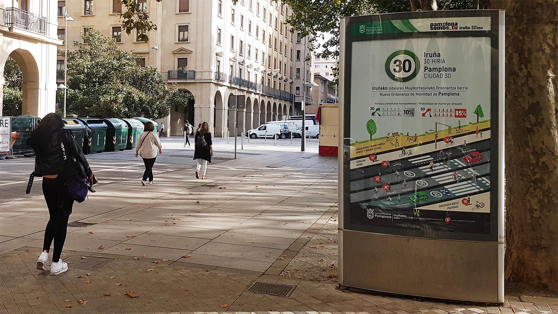 Imagen de un mupi o soportes verticales de información en una calle de Pamplona.