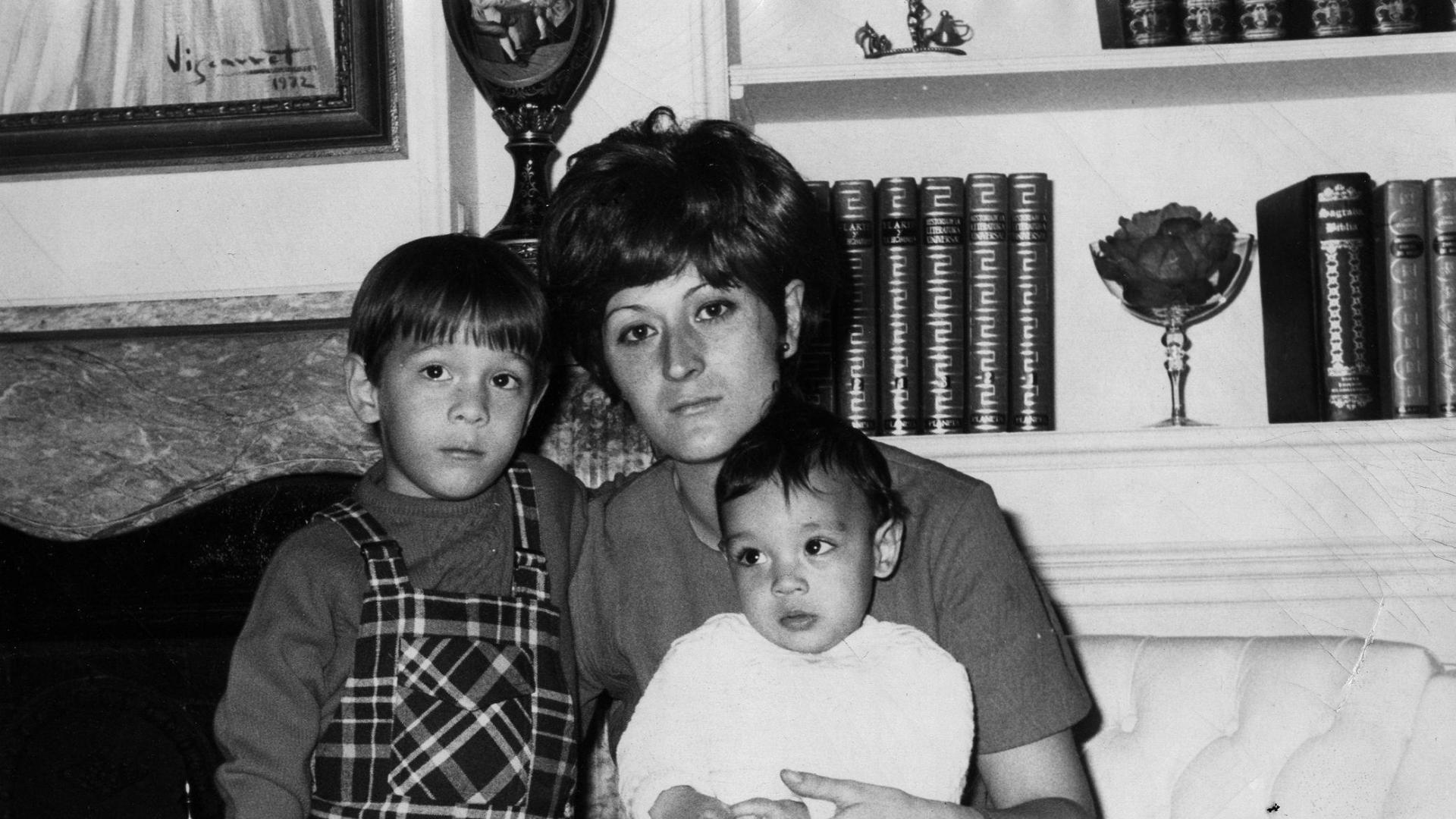 María José Machín, con sus dos hijos, en 1972