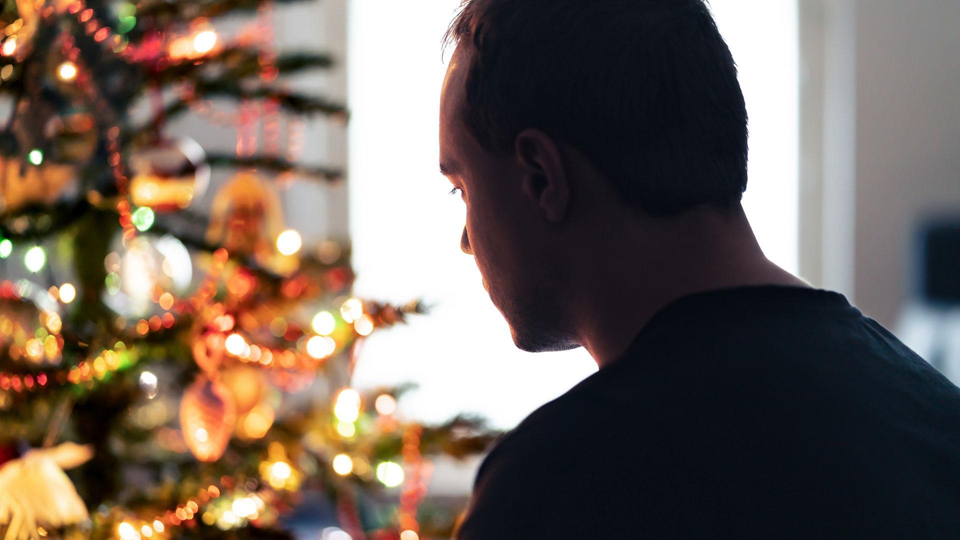 La expectativa de tener que disfrutar y ser feliz en estas fechas puede empeorar la situación que viven muchas personas, con un importante coste emocional