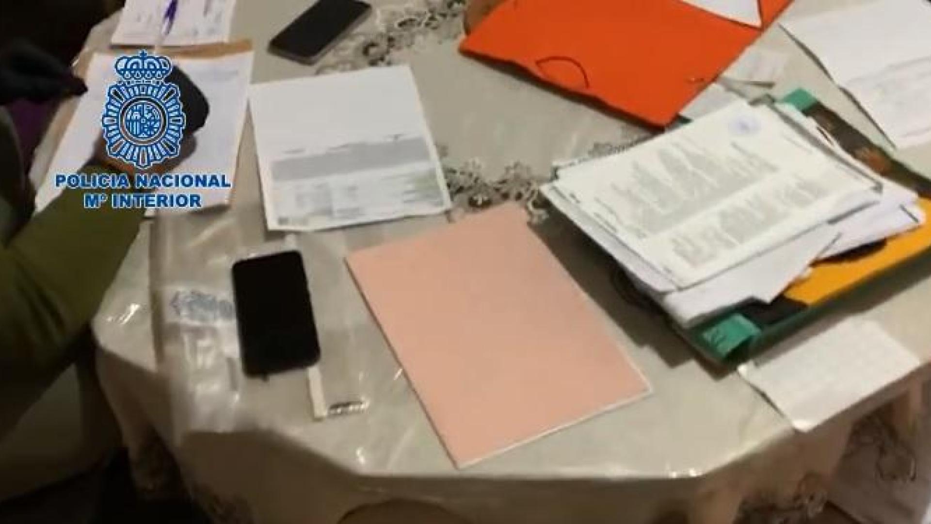 La Policía Nacional ha intervenido en Navarra numerosa documentación fraudulenta, 3.400 euros en efectivo y material informático