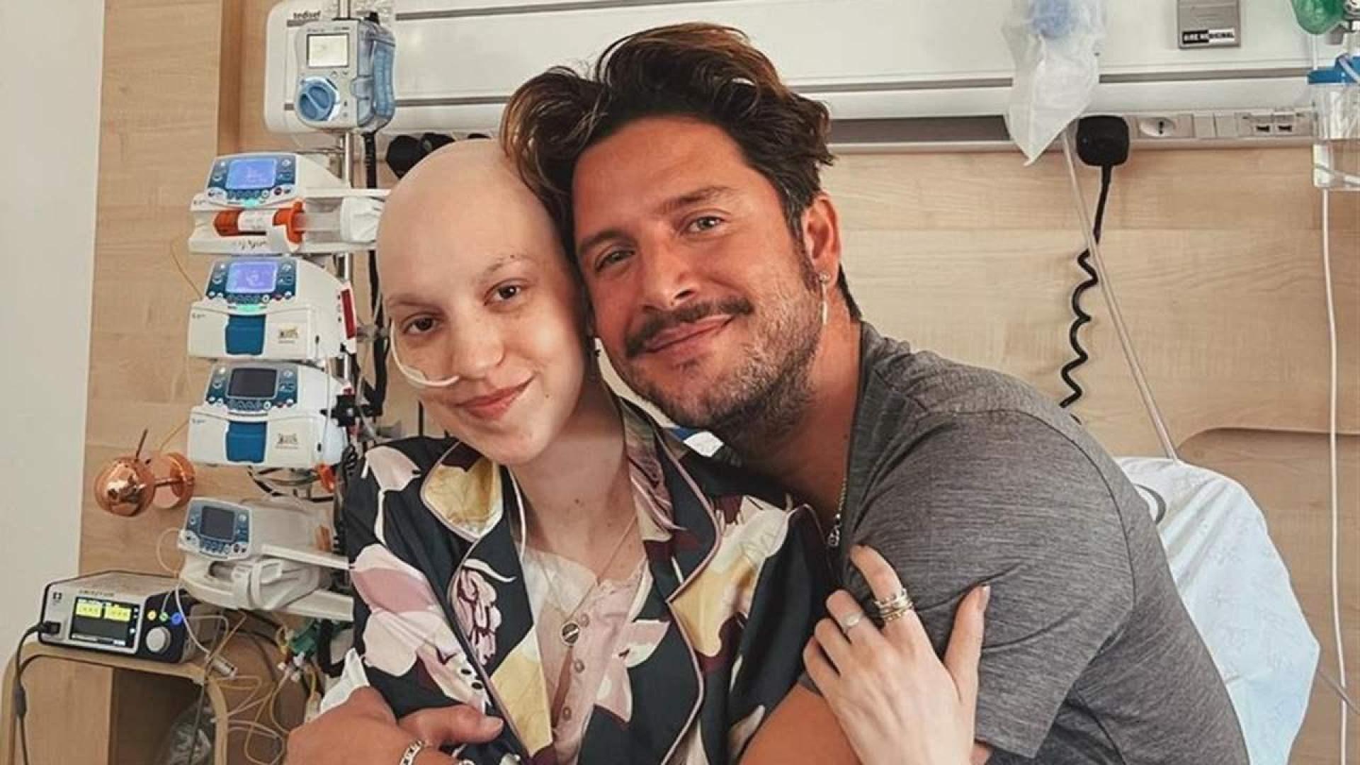 Manuel Carrasco en una de las visitas al hospital para ver a Elena Huelva.
