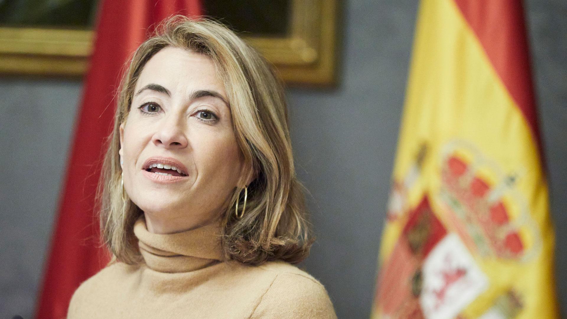 La ministra de Transportes, Movilidad y Agenda Urbana, Raquel Sánchez, interviene tras la firma del protocolo para sacar la actual vía férrea del polígono de Landaben