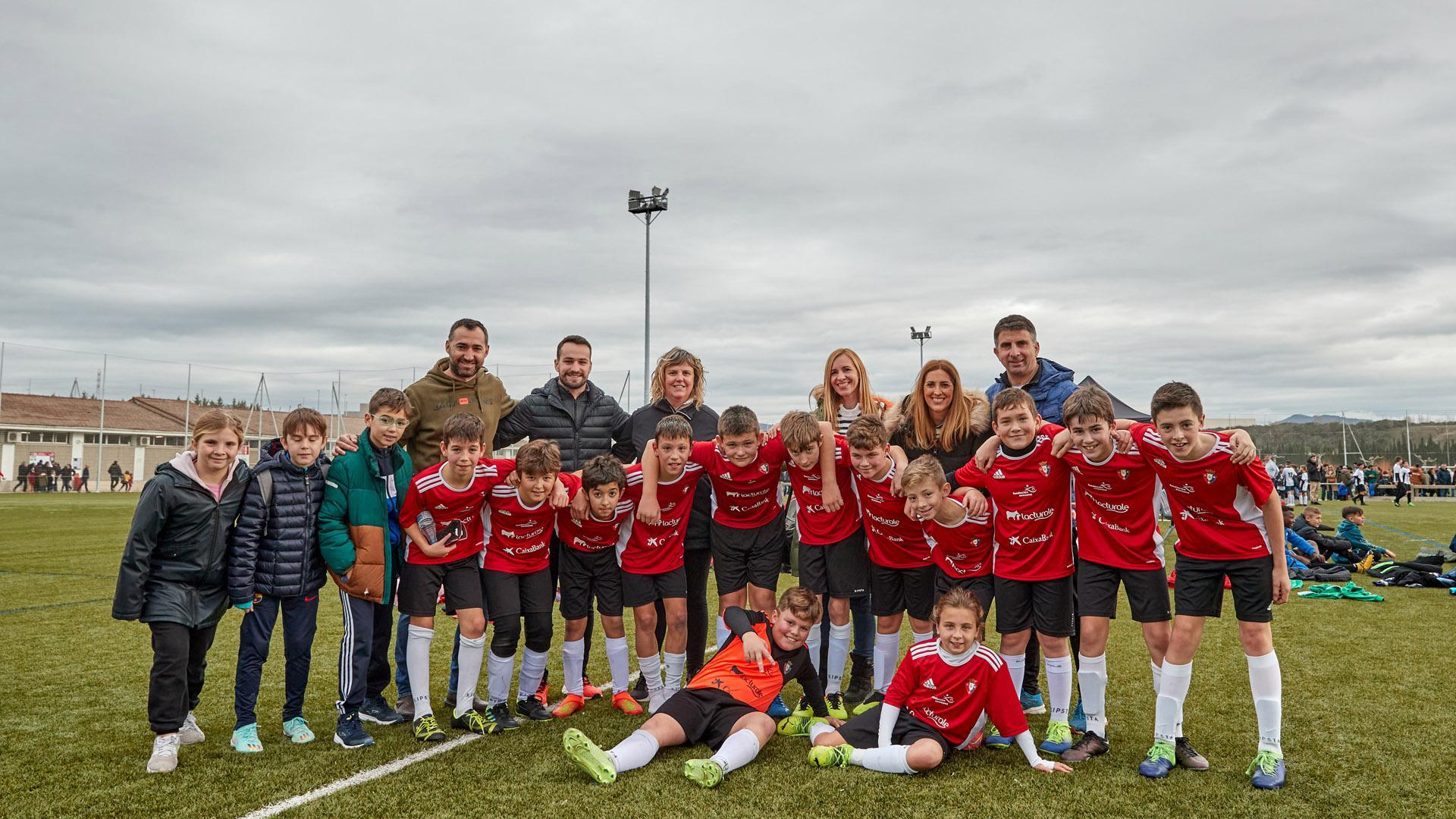 Rodeados de sus alumnos, los jugadores y entrenadores, los cuatro profesores del Regina Pacis