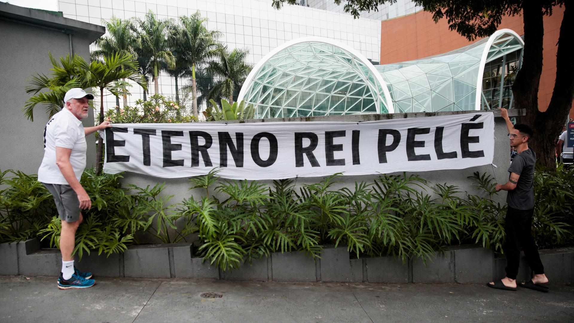 "Eterno Rei Pelé" reza una pancarta atada con rabia a la entrada del Hospital Albert Einstein de Sao Paulo