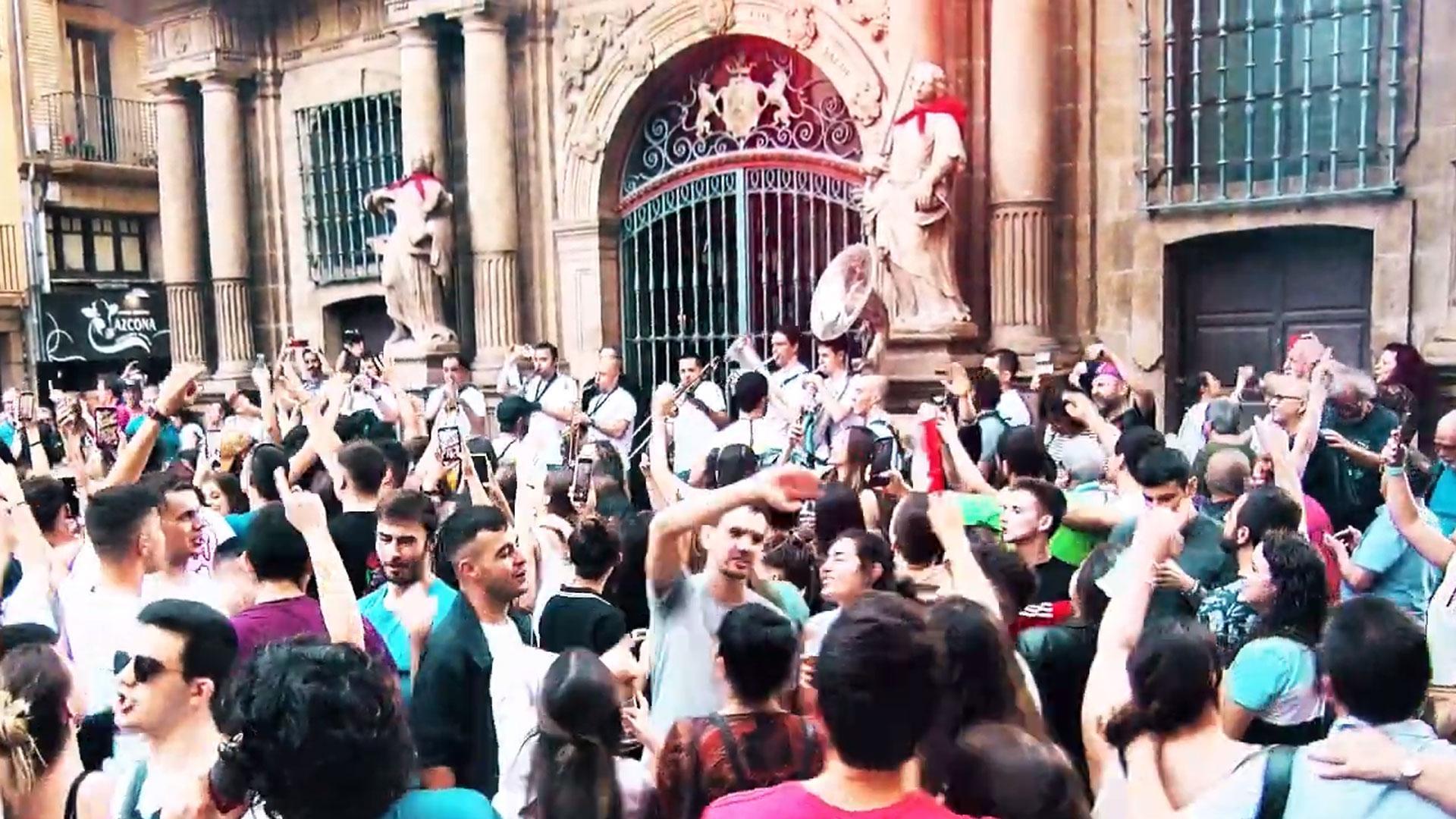 Un pasacalles anterior de una charanga en Pamplona