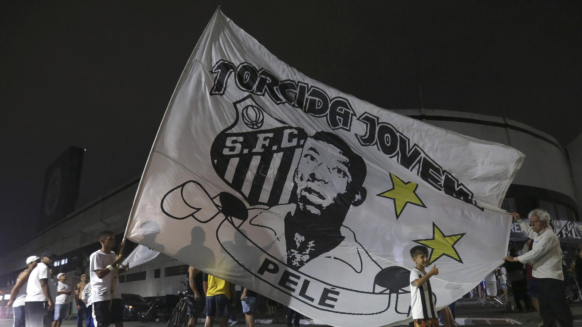 Aficionados del club Santos, concentrados frente al estadio Urbano Caldeira en la Vila Belmiro, en la ciudad de Santos