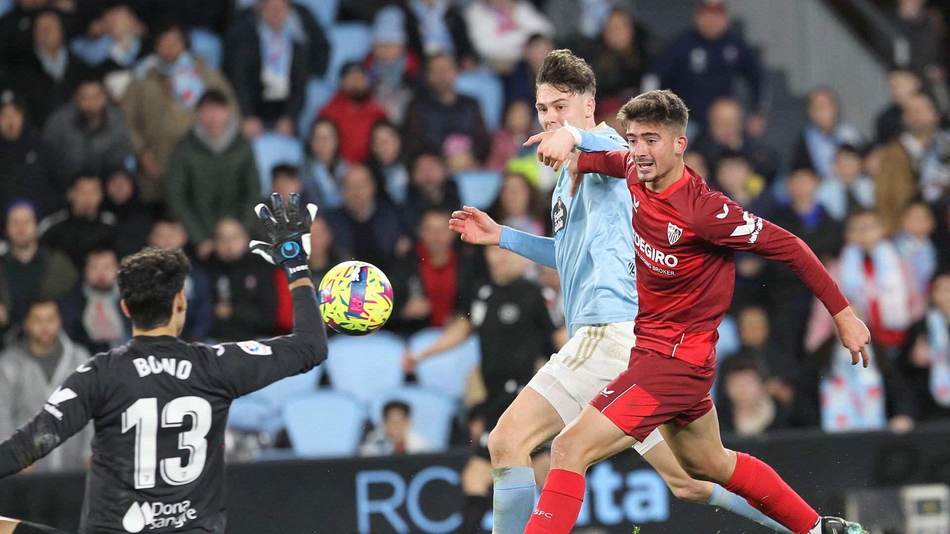 El delantero noruego del Celta Jorgen Larsen pelea un balón con el defensa del Sevilla Kike Salas y ante el portero Yassine Bounou