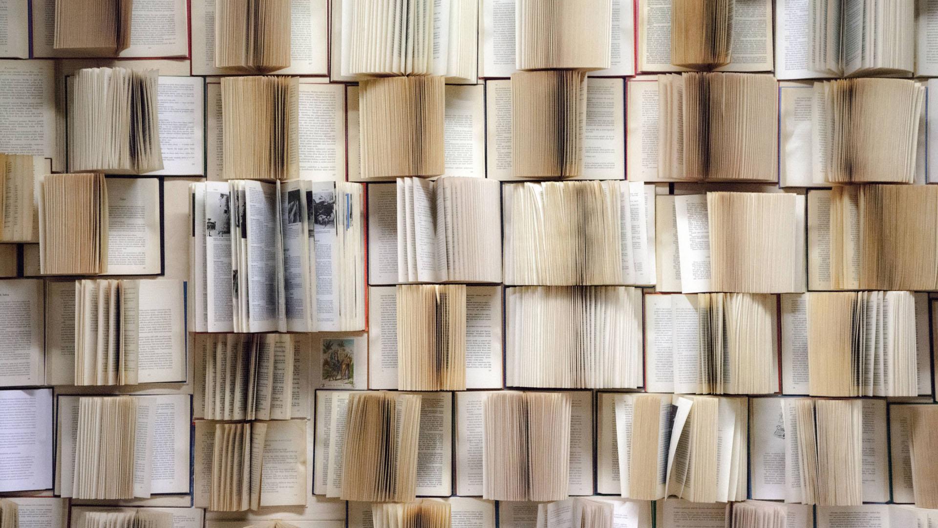 Libros abiertos apilados