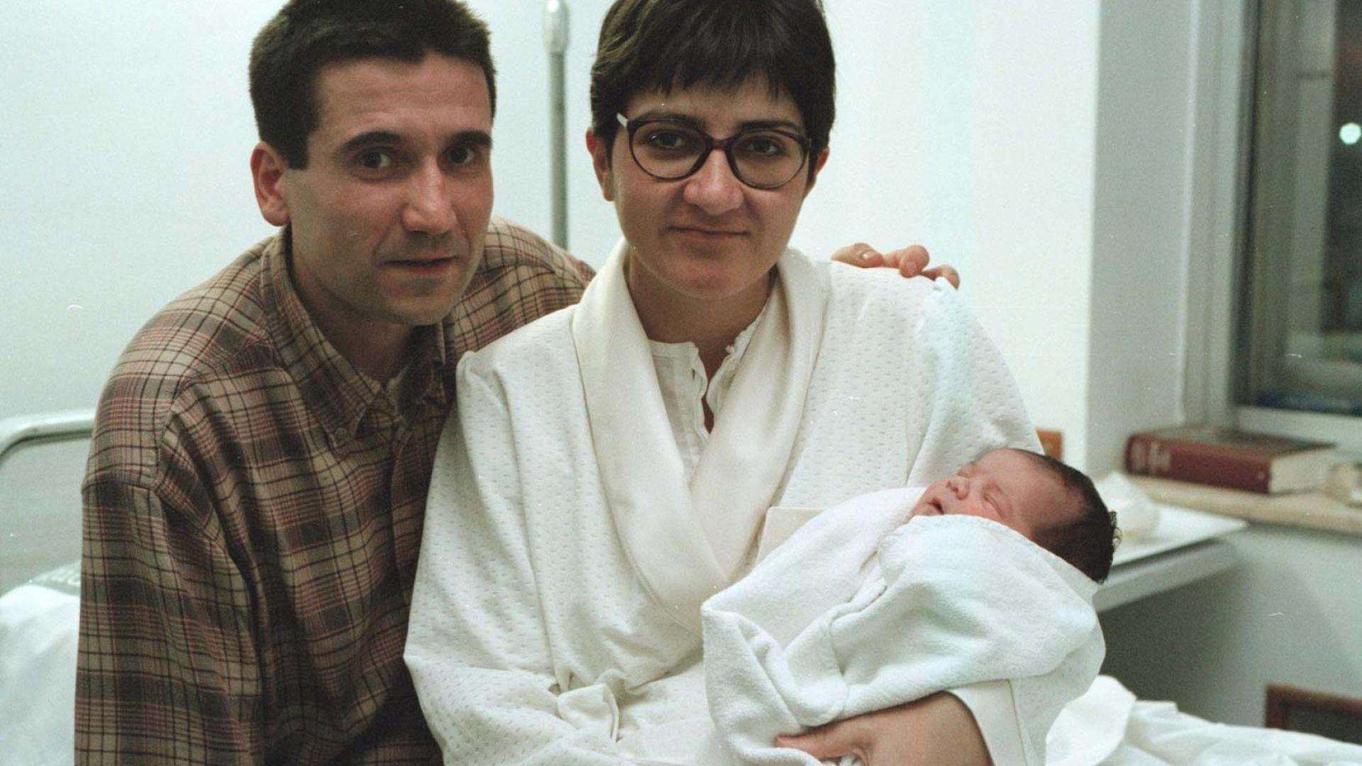 Tomás Redrejo Fernández, con sus padres Tomás y Silvia