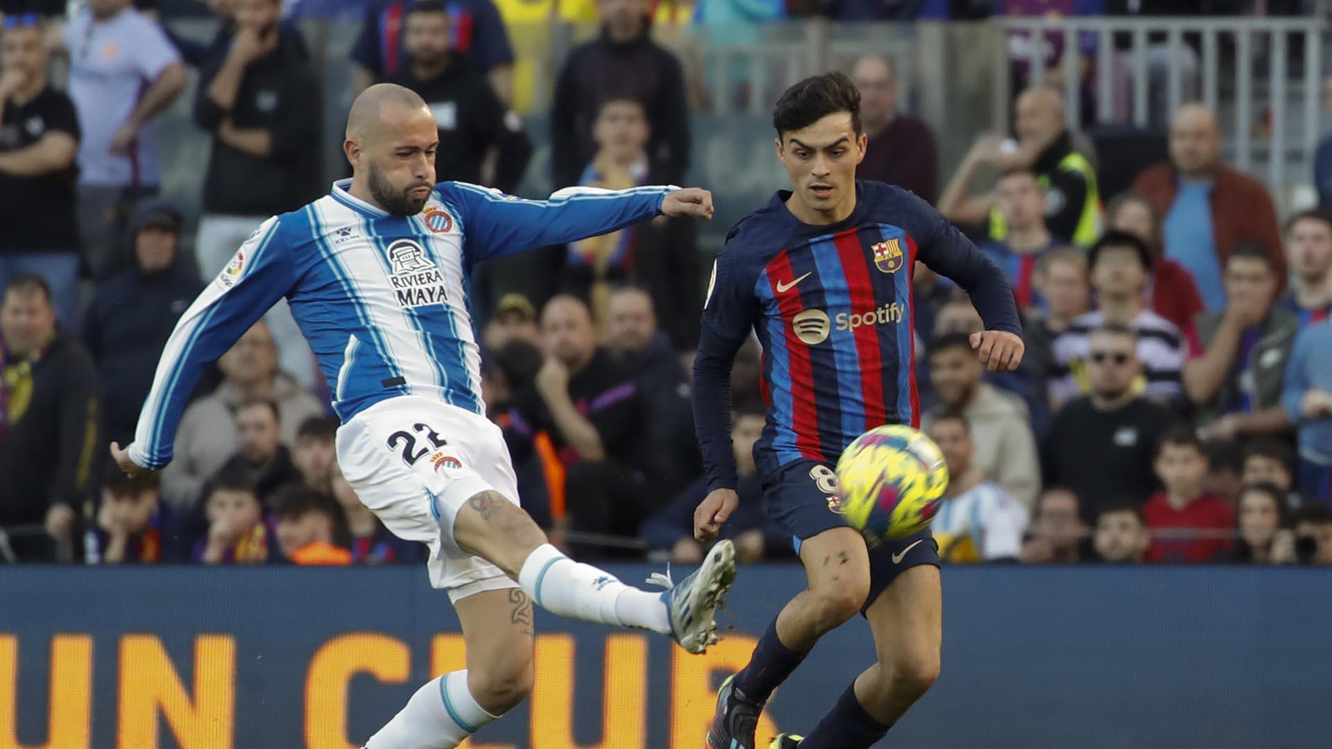 Aleix Vidal y Pedri disputan un balón