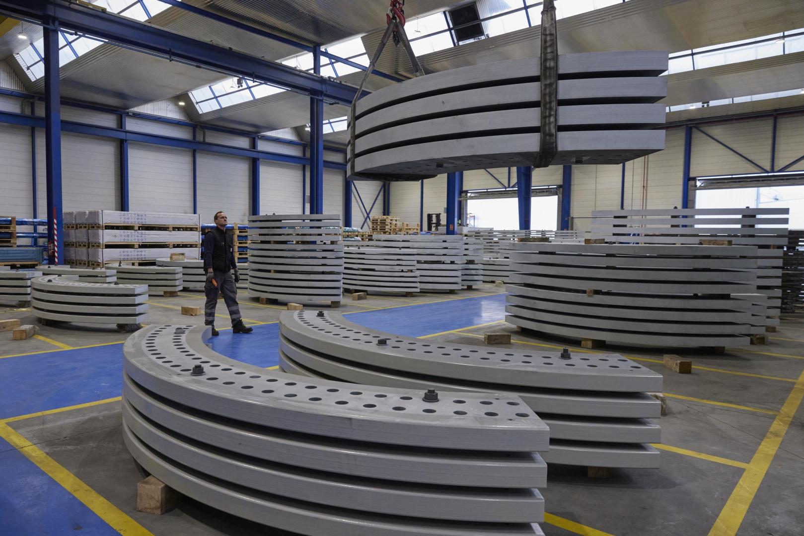 A* Jesús Garzaron
T* BARRANQUESA, empresa que fabrica cimentaciones para molinos eólicos. 
F* 2022_11_09
L* Polígono Industrial Comarca 2, Esquiroz, Navarra