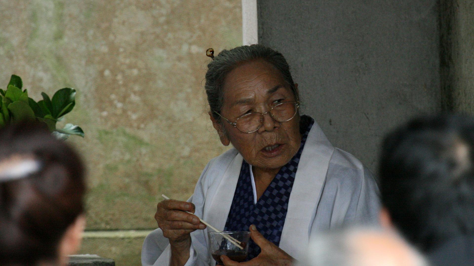 Una mujer mayor de la isla de Okinawa (Japón)