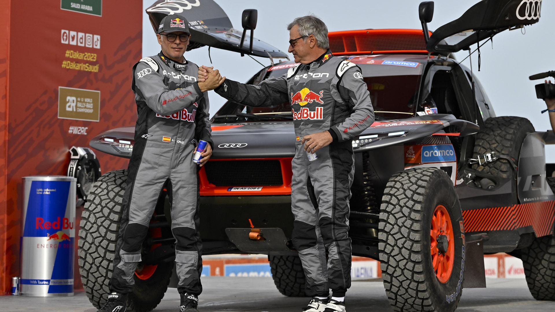 Lucas Cruz y Carlos Sainz, en la salida de la primera etapa del Dakar 2023