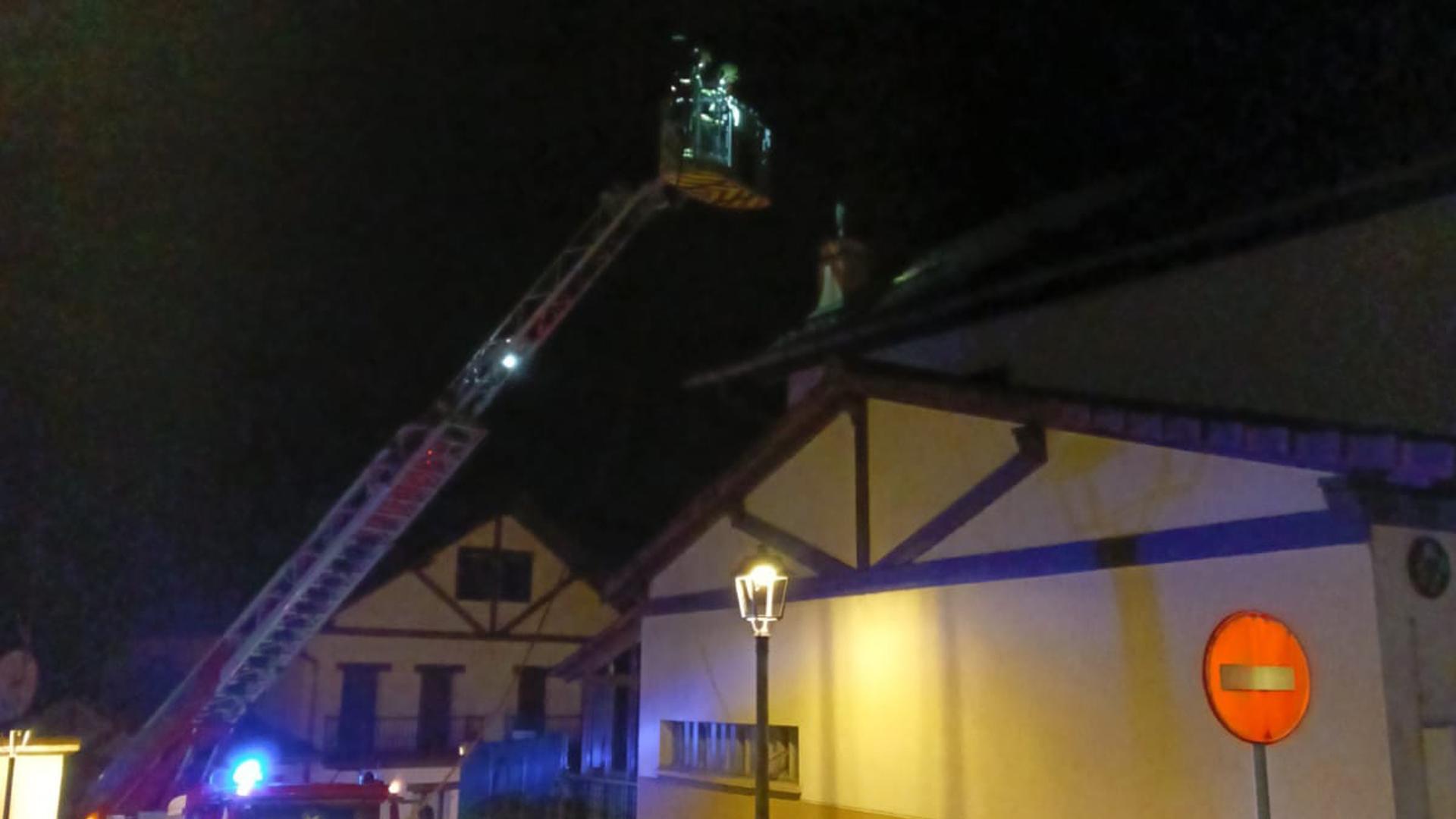 Bomberos trabajan en la extinción del incendio de la chimenea en Leitza