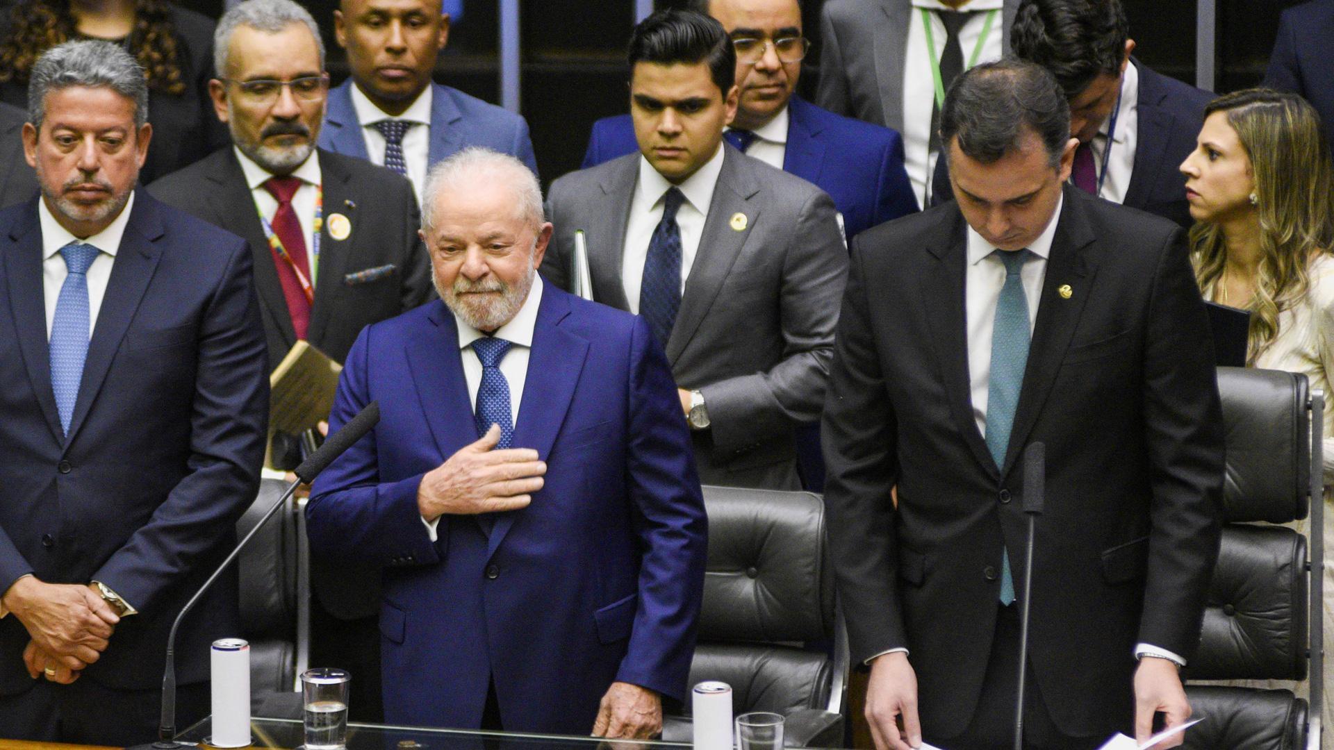El nuevo presidente de Brasil, Luiz Inacio Lula da Silva, presta juramento en el Congreso Nacional, en Brasilia