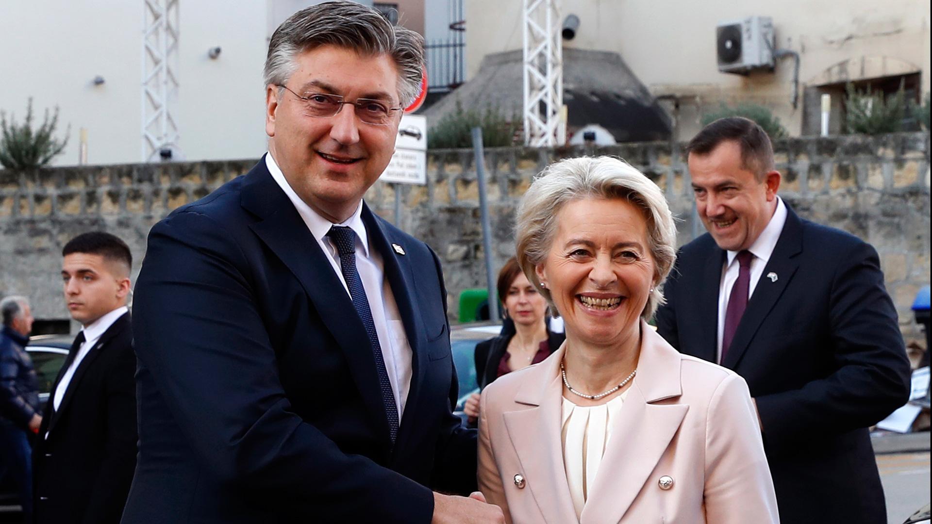 El primer ministro de Croacia, Andrej Plenkovic, recibe a la presidenta de la Comisión Europea, Ursula von der Leyen, en Zagreb
