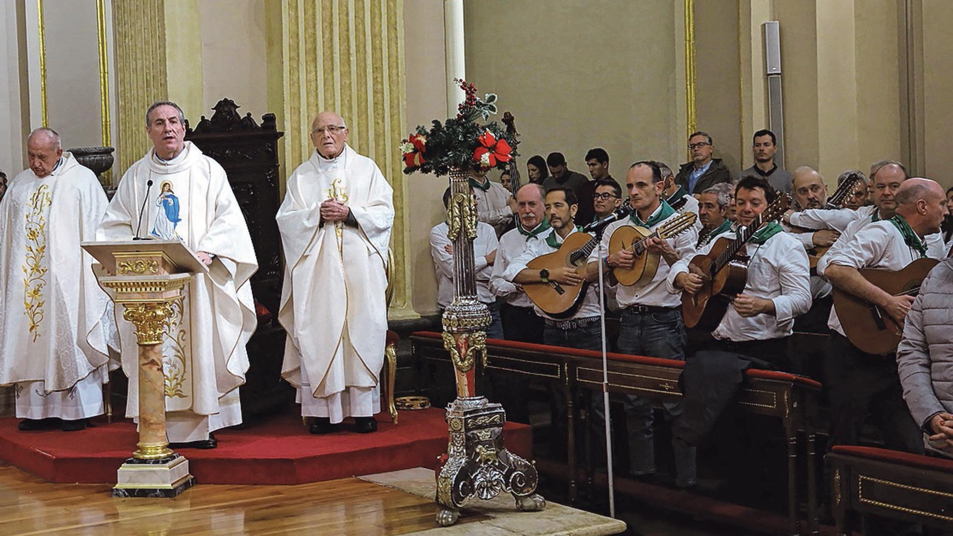 Javier Leoz presidió la eucaristía, en la que la cofradía de San Saturnino corrió con la parte musical