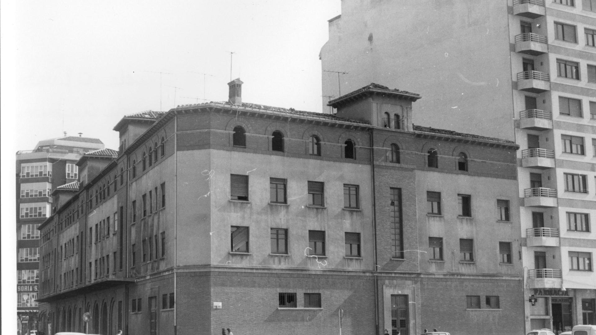La estación del Irati y el Plazaola en Conde Oliveto, en 1973